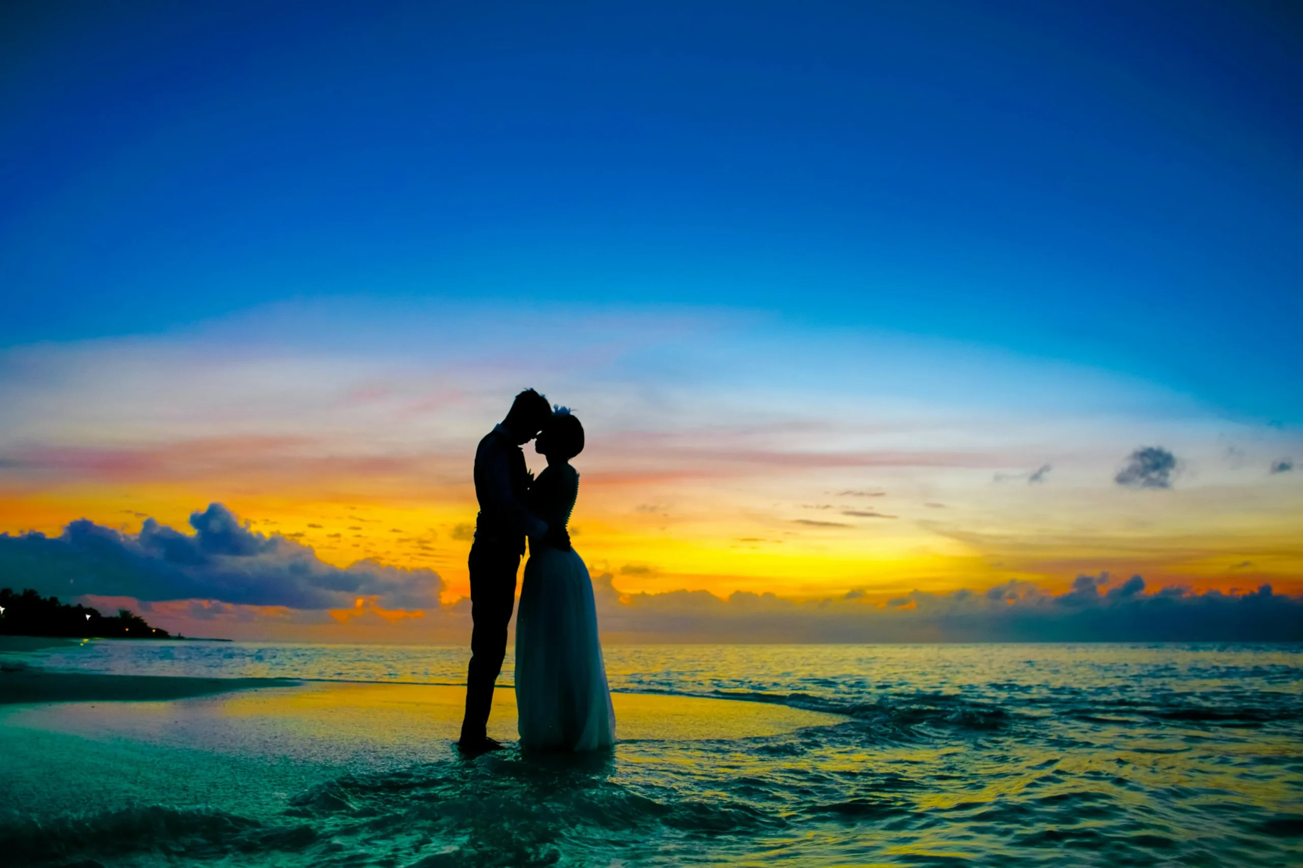 couple-connected-in-a-backdrop-of-the-setting-sun.